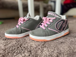 Zapatillas Heelys con ruedas grises y rosas