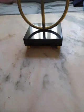 Candelabro dorado con apoyo piedra negro