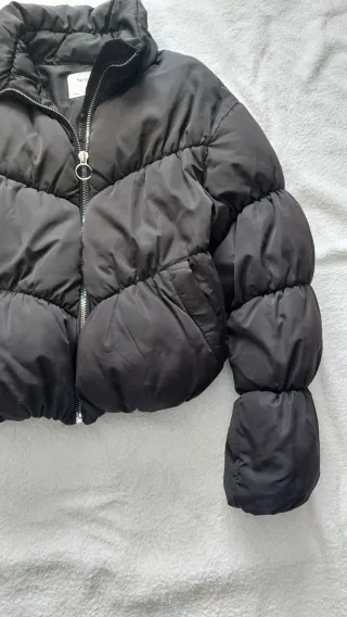 Chaqueta acolchada negra corta