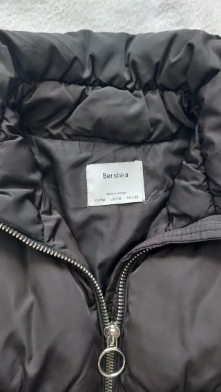 Chaqueta acolchada negra corta