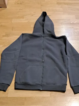 Sudadera gris con capucha para chico