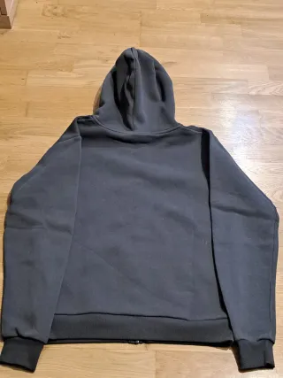 Sudadera gris con capucha para chico