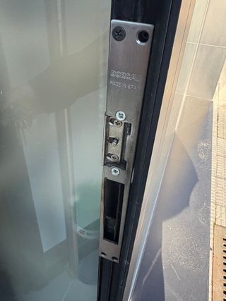 Puerta Local Aluminio Negro 257x90,5cm + Cerradura