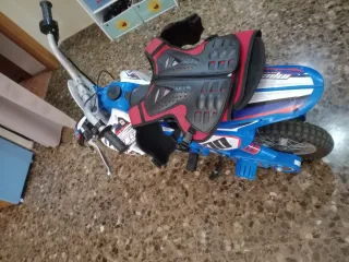 Moto a batería INJUSA con protecciones de pecho