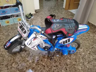 Moto a batería INJUSA con protecciones de pecho