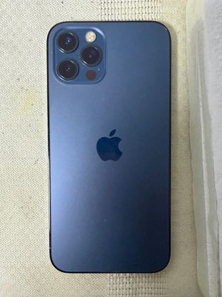 iPhone 12 Pro con protector de pantalla