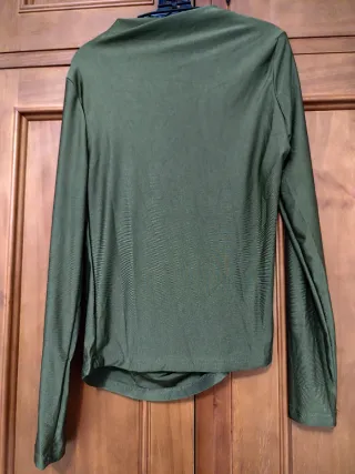 Camiseta verde oliva con pliegues