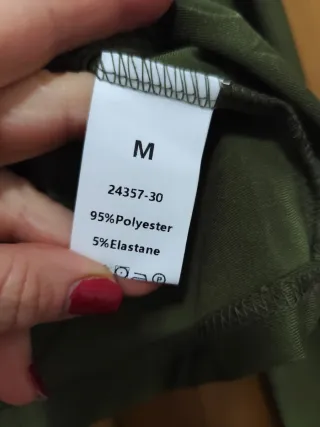 Camiseta verde oliva con pliegues