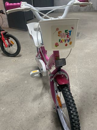 Bicicleta infantil 18 rosa con ruedines.