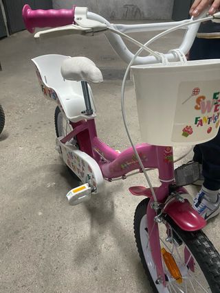 Bicicleta infantil 18 rosa con ruedines.