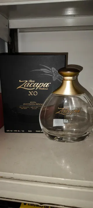 Bottiglie vuote di rum e whisky e scatole