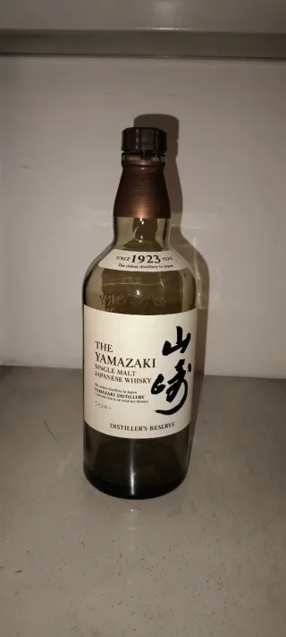 Bottiglie vuote di rum e whisky e scatole