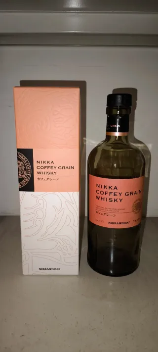 Bottiglie vuote di rum e whisky e scatole