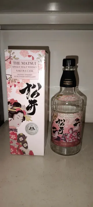 Bottiglie vuote di rum e whisky e scatole