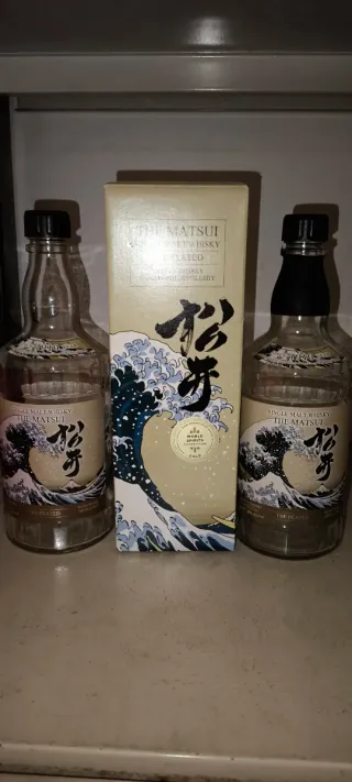 Bottiglie vuote di rum e whisky e scatole