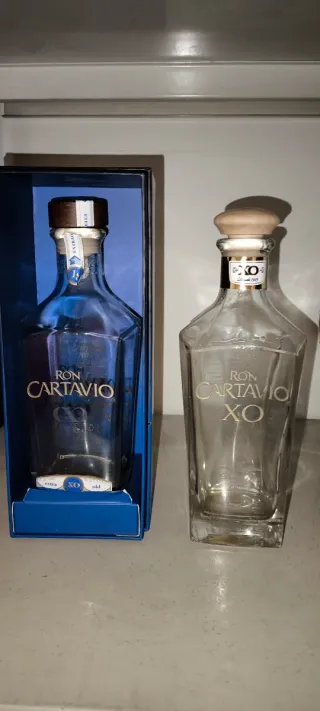 Bottiglie vuote di rum e whisky e scatole