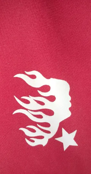 Sudadera con cremallera y capucha roja