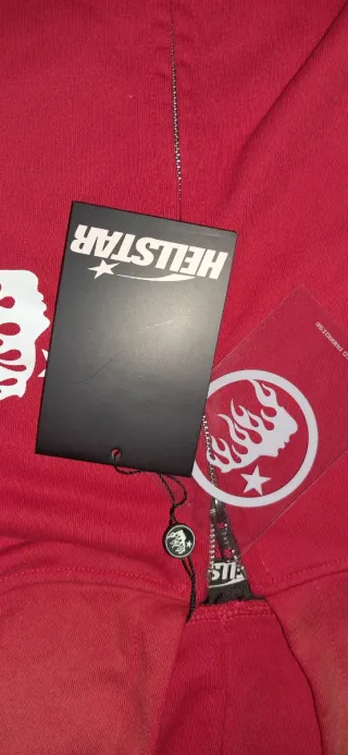 Sudadera con cremallera y capucha roja