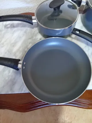 Set di pentole e padelle blu