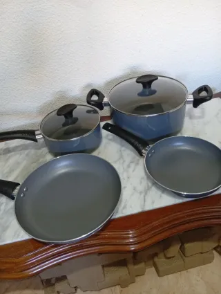 Set di pentole e padelle blu