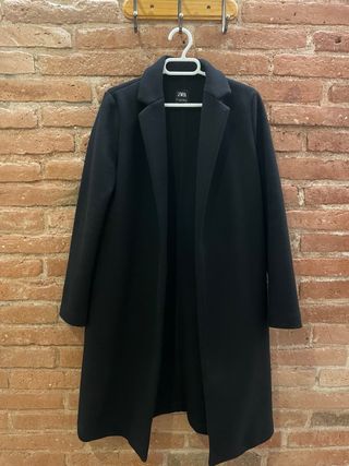 Abrigo largo negro Zara