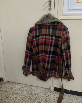 Chaqueta de cuadros con cuello de pelo