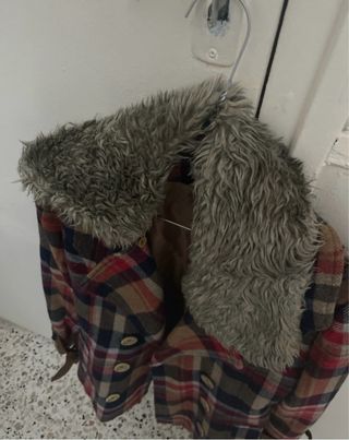 Chaqueta de cuadros con cuello de pelo