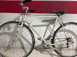 Bicicleta de carretera blanca