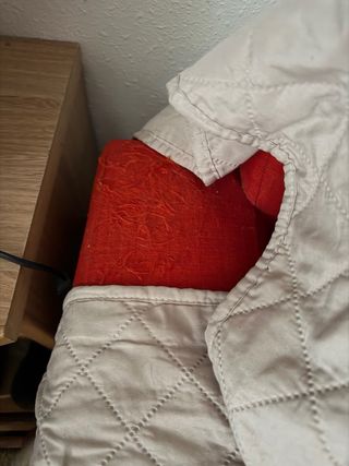 Sofá 2 plazas + chaiselongue rojo.