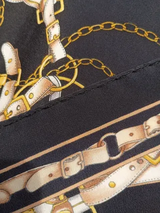 Pañuelo seda Liola negro y dorado