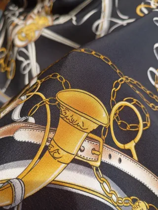 Pañuelo seda Liola negro y dorado