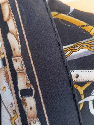 Pañuelo seda Liola negro y dorado