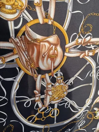 Pañuelo seda Liola negro y dorado