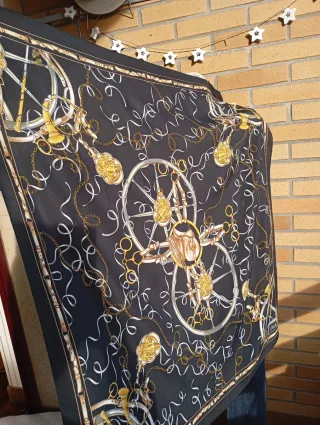 Pañuelo seda Liola negro y dorado