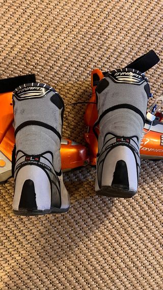 Esquís de travesía Dynafit con botas y pieles