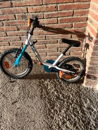 Bicicleta infantil blanca y azul
