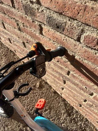 Bicicleta infantil blanca y azul