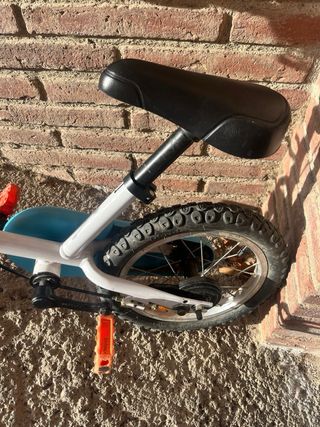 Bicicleta infantil blanca y azul