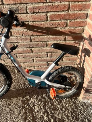 Bicicleta infantil blanca y azul