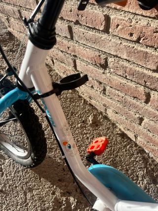 Bicicleta infantil blanca y azul