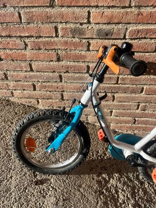Bicicleta infantil blanca y azul