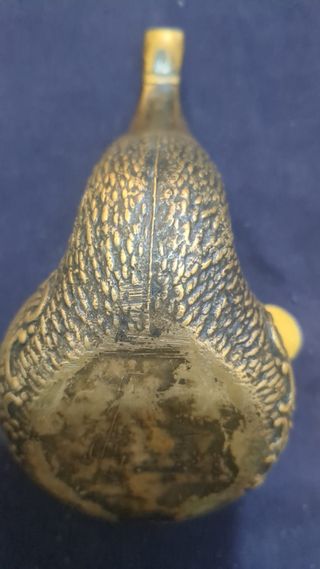 Cenicero de latón con diseño floral