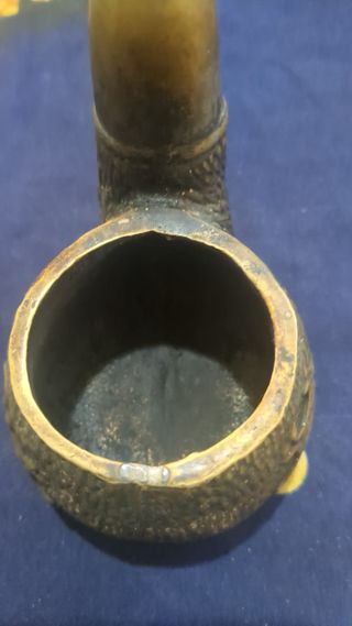 Cenicero de latón con diseño floral