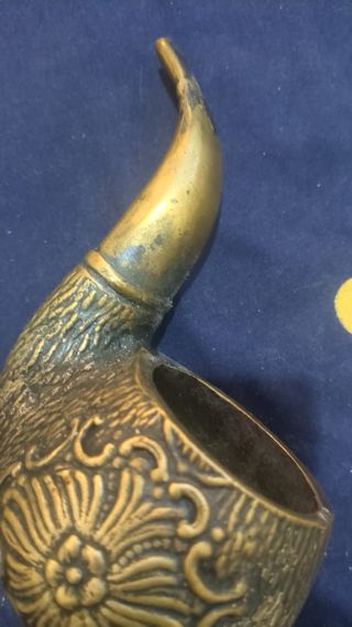 Cenicero de latón con diseño floral