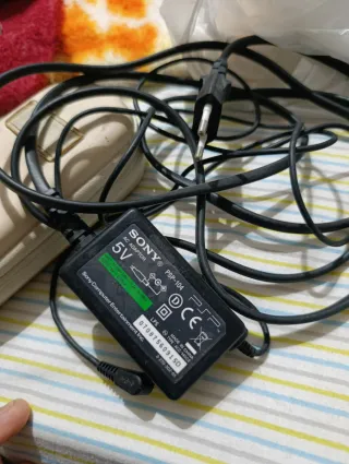 Consola PSP Negra + Cargador + 3 Juegos