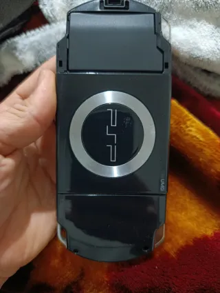 Consola PSP Negra + Cargador + 3 Juegos