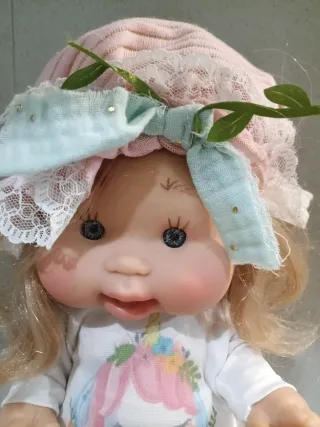 Bambola da collezione con cappellino