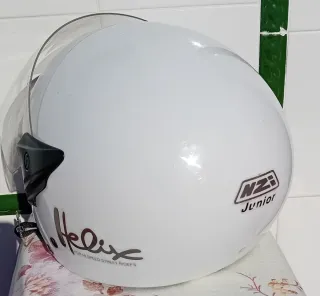 Casco infantil blanco NZI. Precio negociable