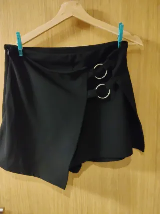 Falda pantalón negra con detalle metálico