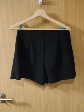 Falda pantalón negra con detalle metálico